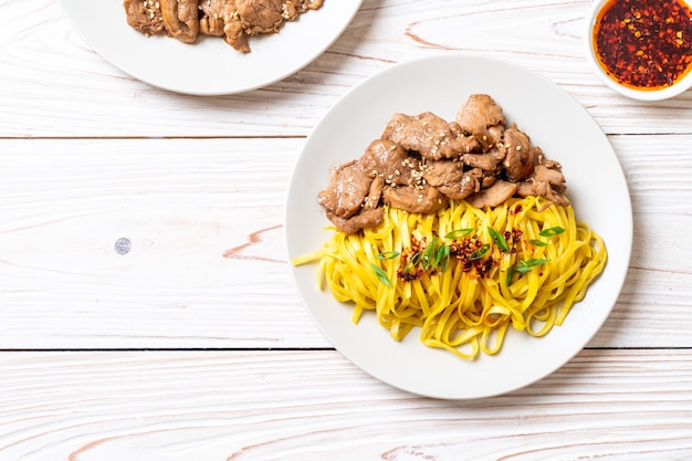 tagliatella saltata in padella asiatica con carne di maiale