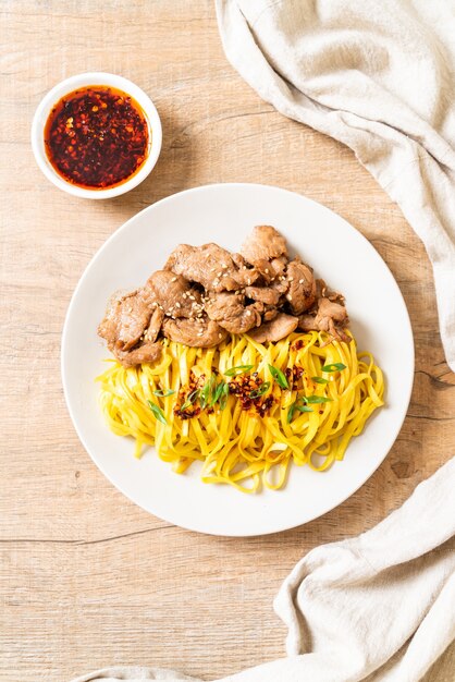 tagliatella saltata in padella asiatica con carne di maiale