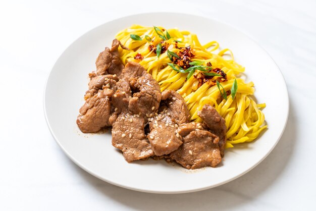 tagliatella saltata in padella asiatica con carne di maiale