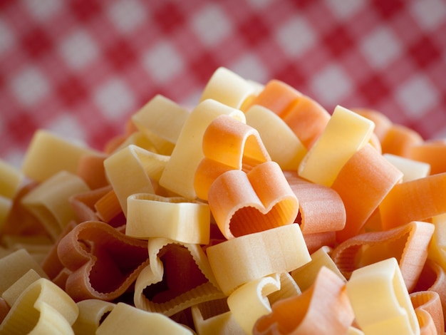 Tagliatelle a forma di cuore per San Valentino.