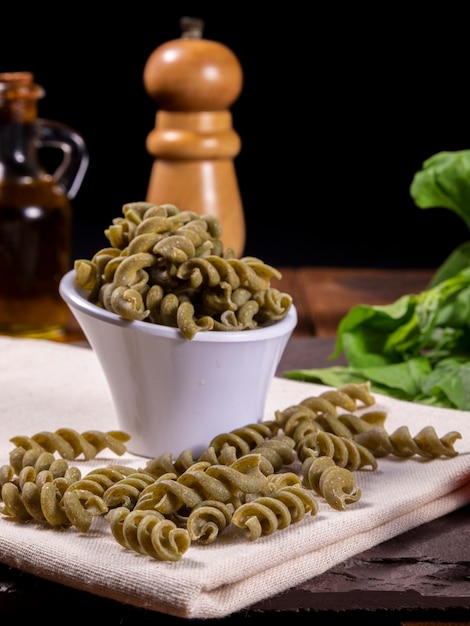 Tagliatelle a vite con spinaci crudi, vegetariano, vegano. Cibo salutare.