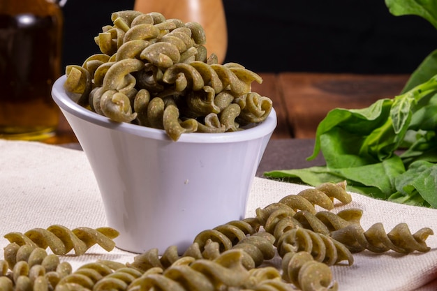 Tagliatelle a vite con spinaci crudi, vegetariano, vegano. Cibo salutare.