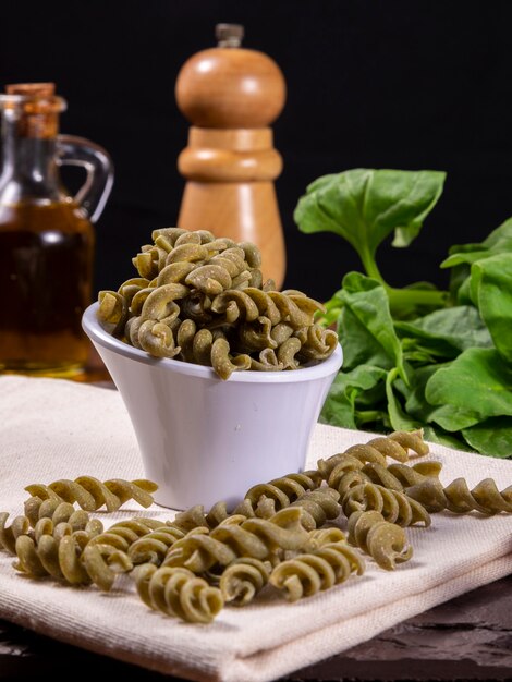 Tagliatelle a vite con spinaci crudi, vegetariano, vegano. Cibo salutare.