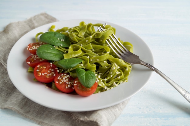 Tagliatelle agli spinaci con pomodorini. dieta corretta