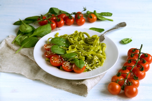 Tagliatelle agli spinaci con pomodorini. dieta corretta