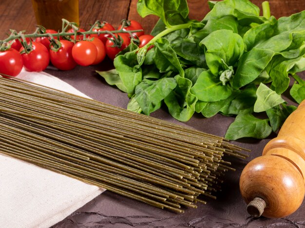 Tagliatelle agli spinaci vegetariane e vegane. Cibo salutare.