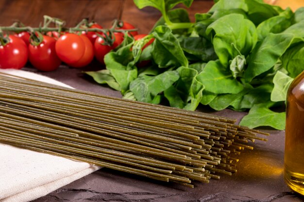 Tagliatelle agli spinaci vegetariane e vegane. Cibo salutare.