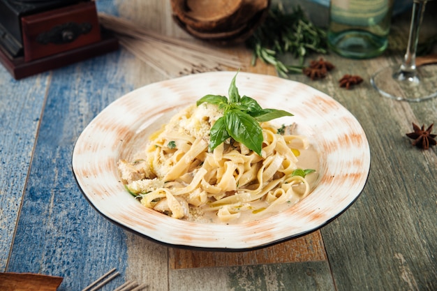 Tagliatelle ai funghi con salsa cremosa al parmigiano