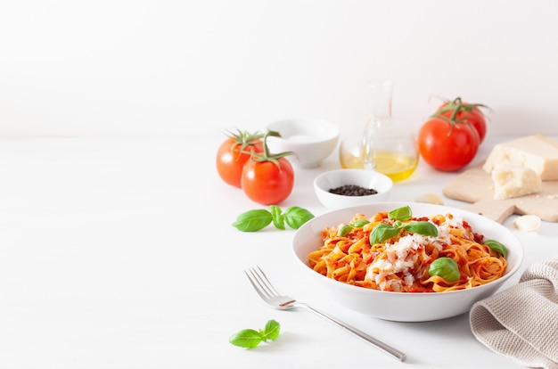 Tagliatelle al pomodoro con basilico alla parmigiana