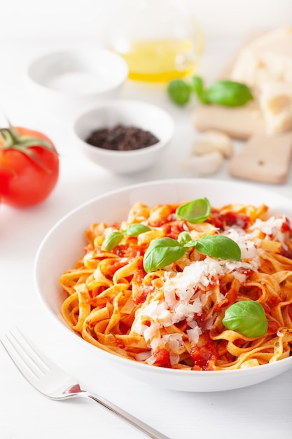 Tagliatelle al pomodoro con basilico alla parmigiana