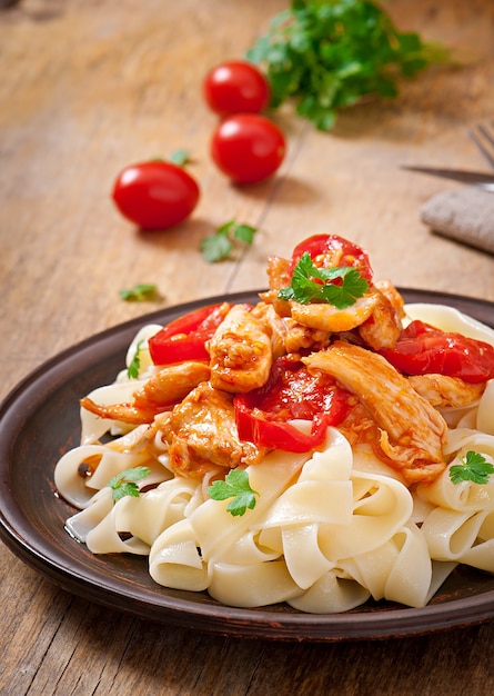 tagliatelle al pomodoro e pollo