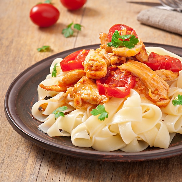 tagliatelle al pomodoro e pollo