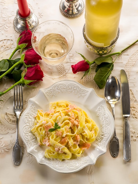 Tagliatelle al salmone e salsa di panna sulla tavola di lusso