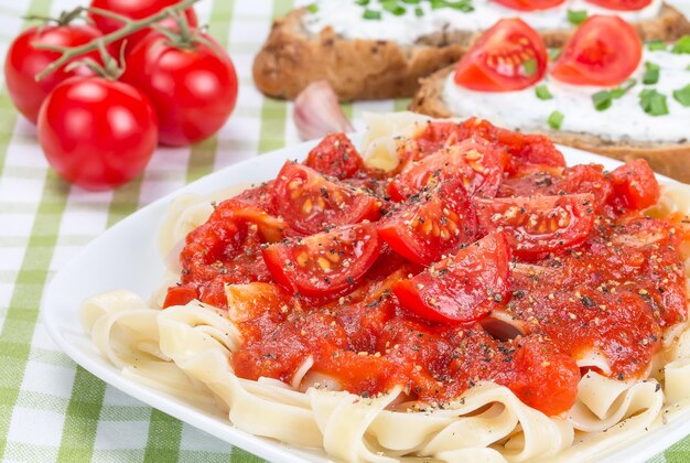 Tagliatelle all'uovo con pomodori ketchup e sandwich