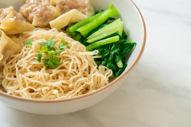 tagliatelle all'uovo essiccate con wonton di maiale o gnocchi di maiale senza zuppa stile asiatico