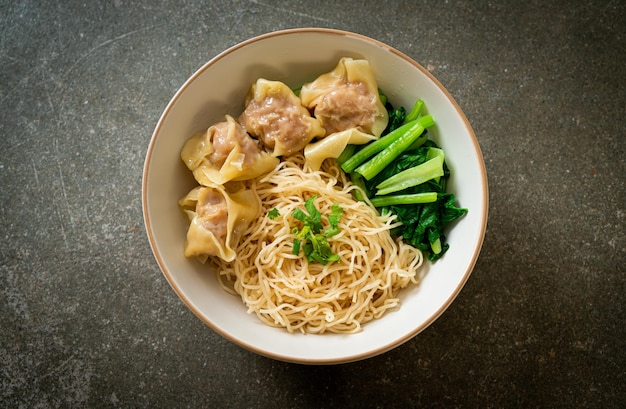 tagliatelle all'uovo essiccate con wonton di maiale o gnocchi di maiale senza zuppa stile asiatico