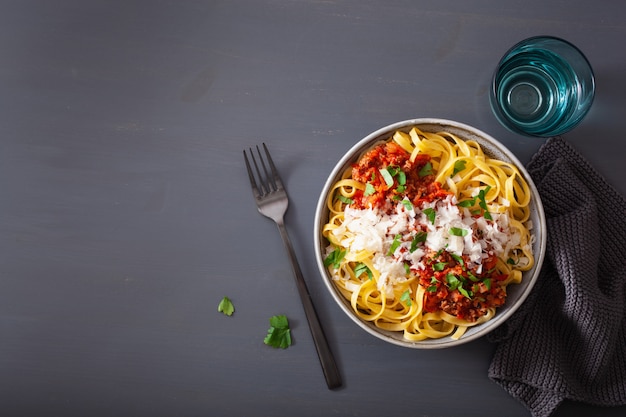 Tagliatelle alla bolognese con erbe e parmigiano, pasta italiana