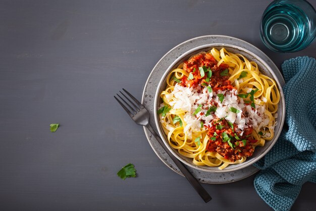 Tagliatelle alla bolognese con erbe e parmigiano, pasta italiana