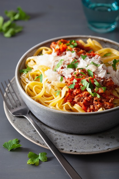 Tagliatelle alla bolognese con erbe e parmigiano, pasta italiana