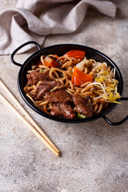 Tagliatelle asiatiche con carne e verdure