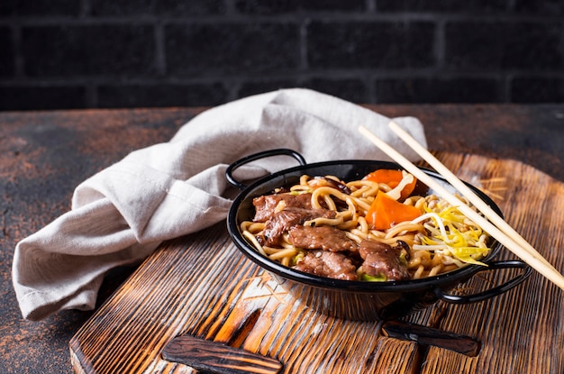 Tagliatelle asiatiche con carne e verdure