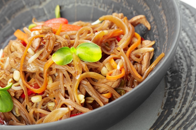 Tagliatelle asiatiche con carne