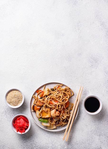 Tagliatelle asiatiche con gamberetti e verdure