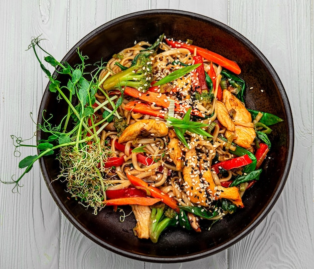 Tagliatelle asiatiche con pollo e verdure