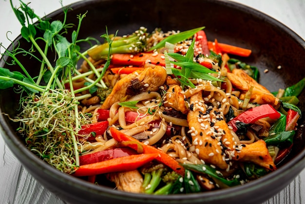 Tagliatelle asiatiche con pollo e verdure