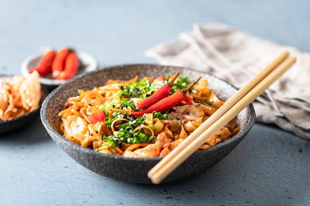 Tagliatelle asiatiche con verdure in una ciotola