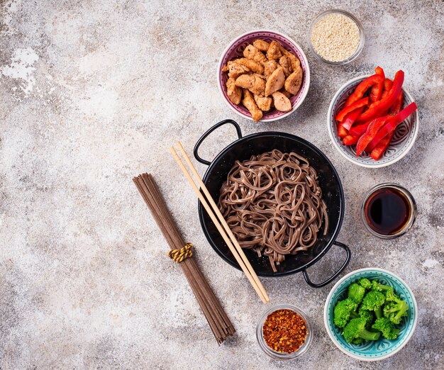 Tagliatelle asiatiche soba con vari ingredienti