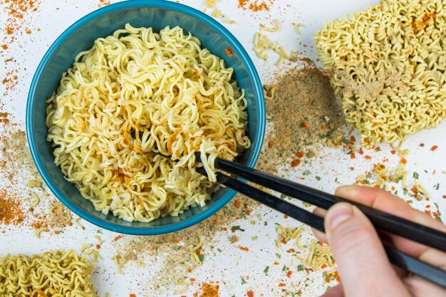 Tagliatelle cinesi degli alimenti a rapida preparazione con le spezie