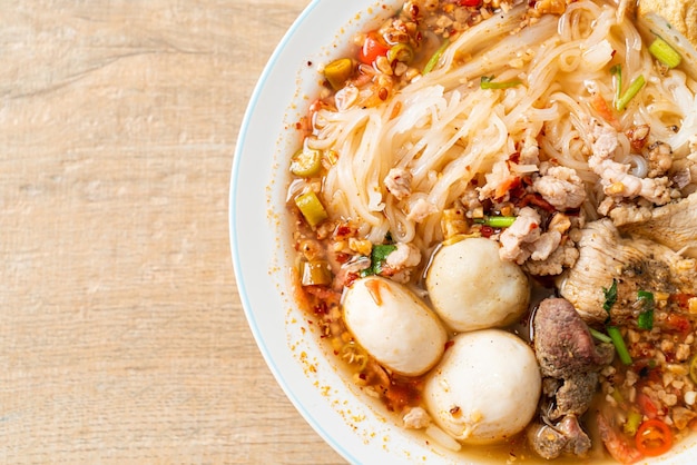 tagliatelle con carne di maiale e polpette in zuppa piccante