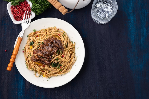 tagliatelle con carne su un tavolo