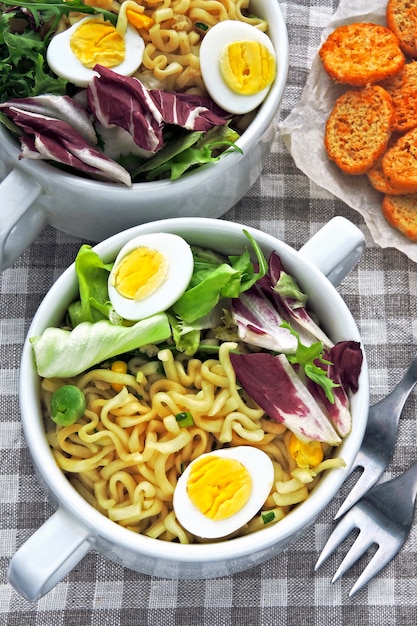 Tagliatelle con insalata e uova di quaglia. Cibo salutare. Dieta alimentare.