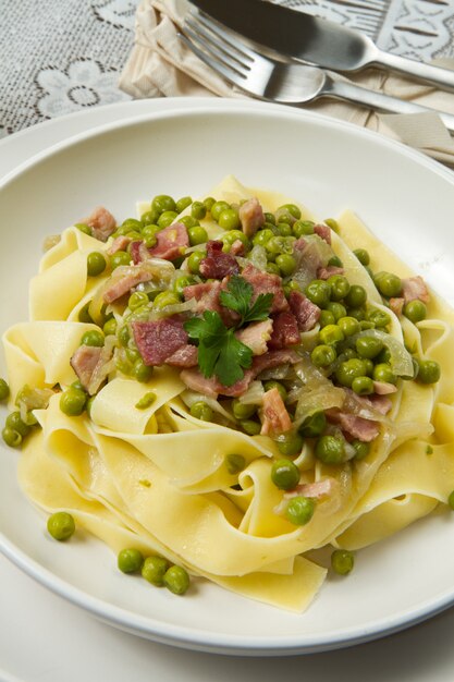 tagliatelle con piselli e prosciutto