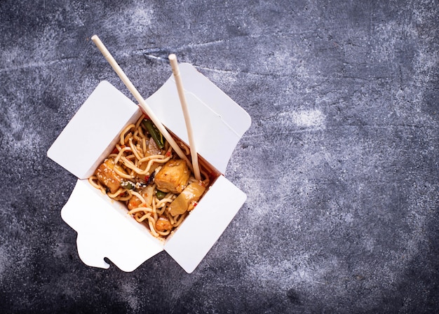 Tagliatelle con pollo, tofu e verdure