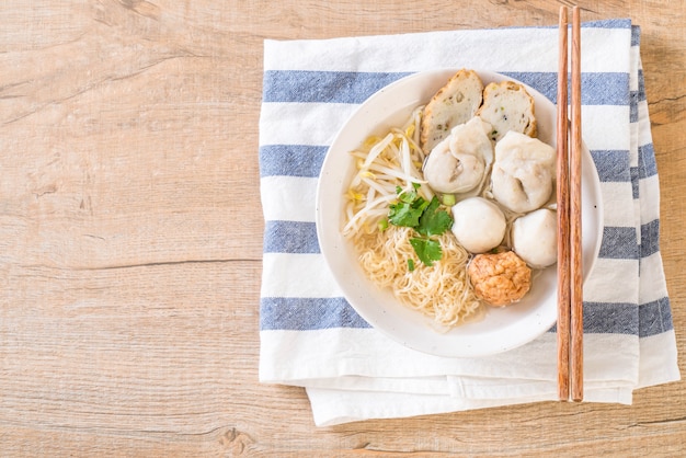 tagliatelle con polpetta di pesce in zuppa