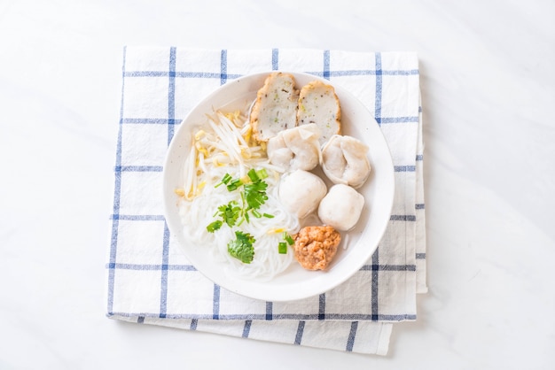 tagliatelle con polpetta di pesce in zuppa