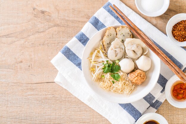 tagliatelle con polpette di pesce in zuppa