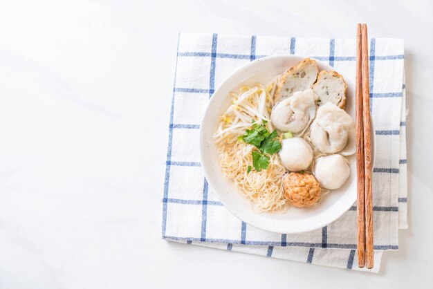 tagliatelle con polpette di pesce in zuppa