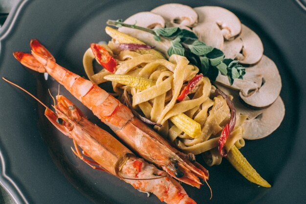 Tagliatelle con spaghetti gamberi e funghi