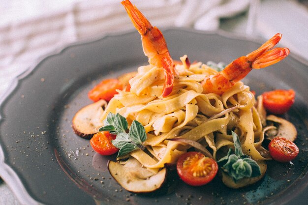 Tagliatelle con spaghetti gamberi e funghi