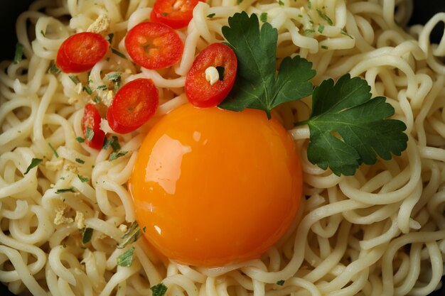 Tagliatelle con spezie e tuorlo intero, da vicino