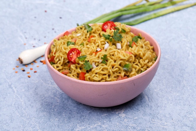 Tagliatelle con verdure in una ciotola rosa