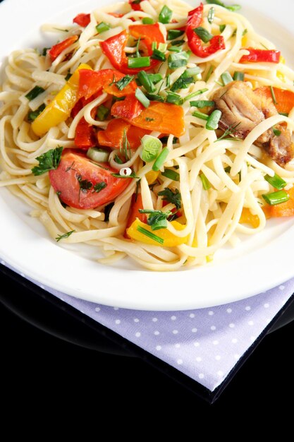 Tagliatelle con verdure sul piatto sul primo piano del tovagliolo