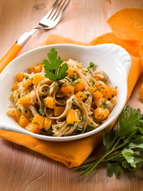 Tagliatelle con zucca e prezzemolo cibo vegetariano