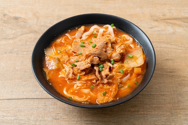 Tagliatelle coreane di ramen udon con carne di maiale in zuppa di kimchi - Stile di cibo asiatico