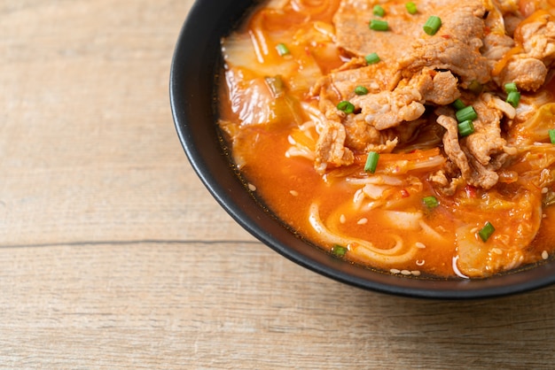 Tagliatelle coreane di ramen udon con maiale in zuppa di kimchi - Stile asiatico