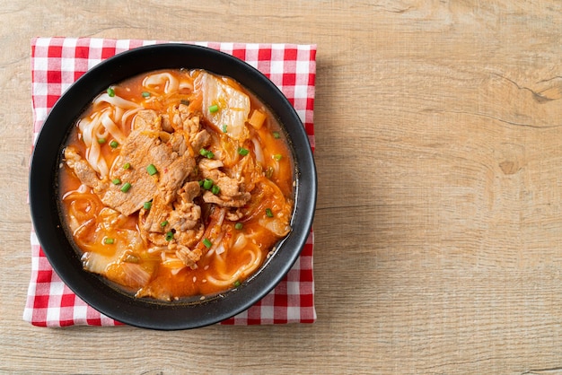 Tagliatelle coreane di ramen udon con maiale in zuppa di kimchi - Stile asiatico